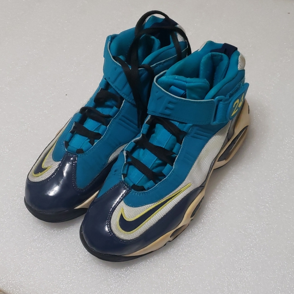 NIKE - Picture 2 of 16